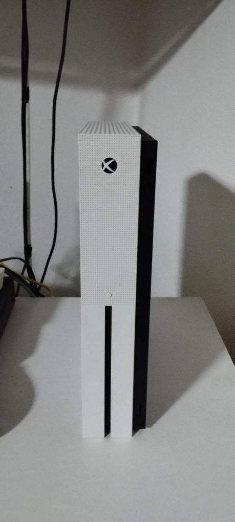 Vand xbox one s 1Tb-jocuri+2manete neg