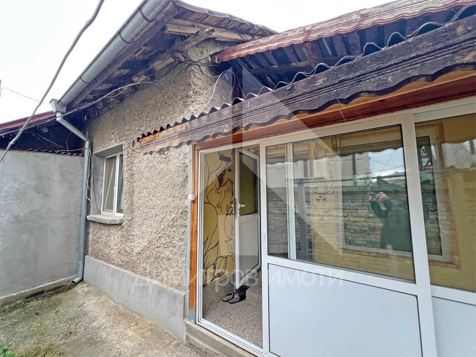 Продава малка, компактна самостоятелна къща с двор гр. Нови пазар.