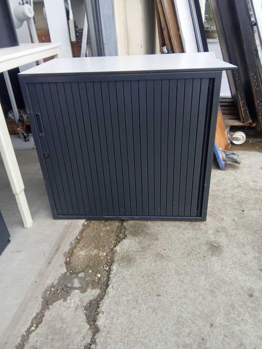 Dulap metalic cu uși tip rulou