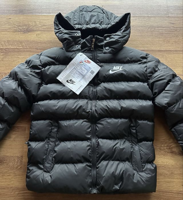 Мъжко,черно,зимно яке на Nike с бродирано лого и сваляща се качулка