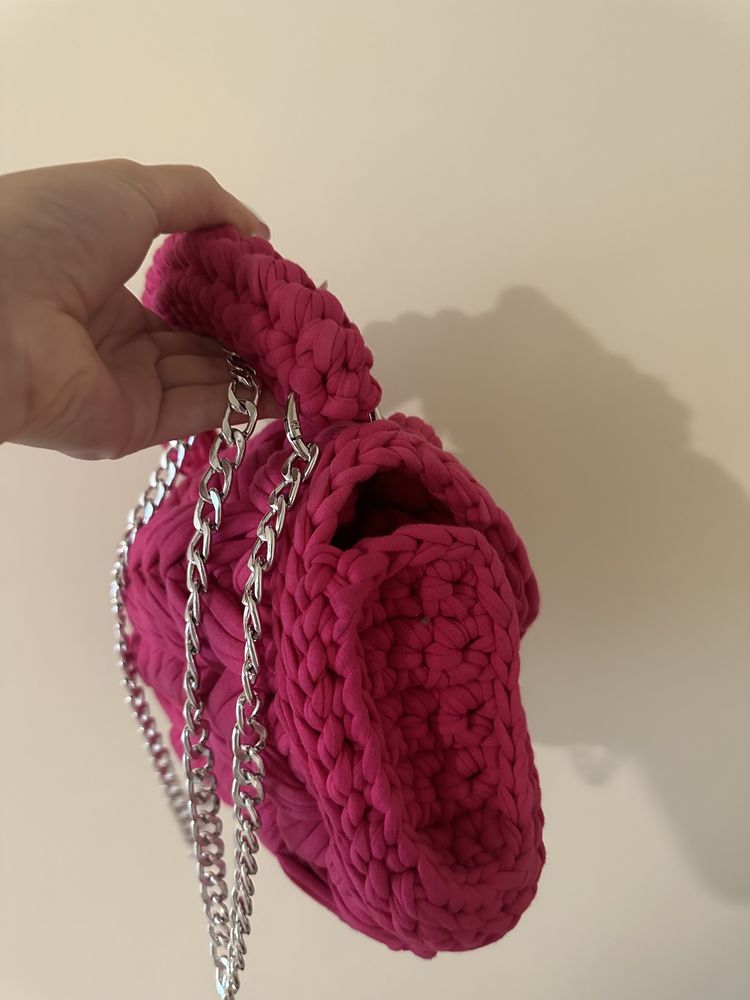 Плетена розова чанта