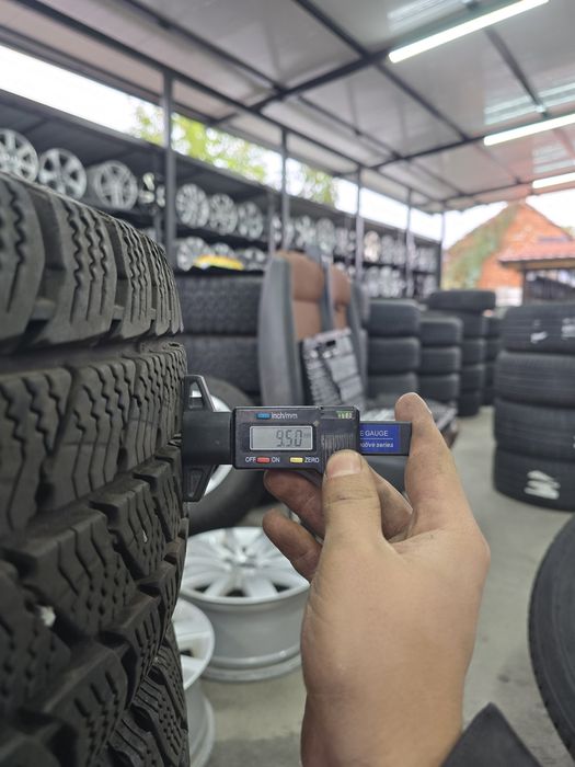 4 Броя Бусови Гуми 215/65/16C Semperit 2x9,5mm 2x9mm 22dot