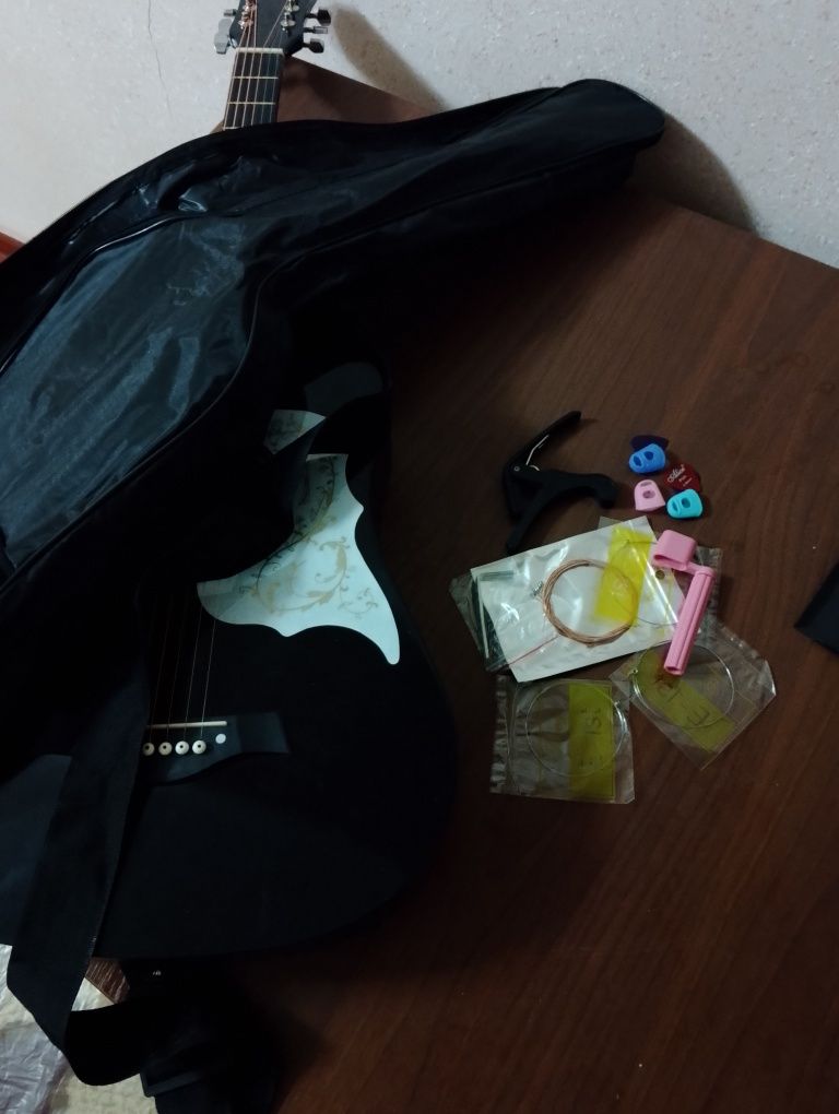 Akustik Gitara sotiladi, yangi olingan bir qancha narsalari qo'shib be