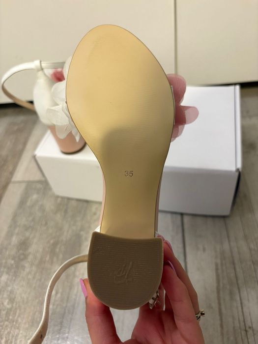 Sandale de piele, Ancolette