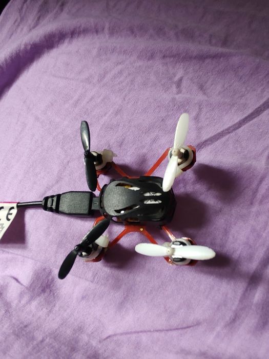 Mini dronă parțial defect
