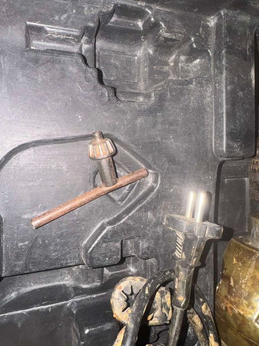 винтоверт Makita с батерия и зарядно.