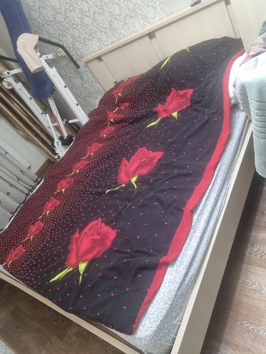 Продам 2-х спальную кровать с матрасом