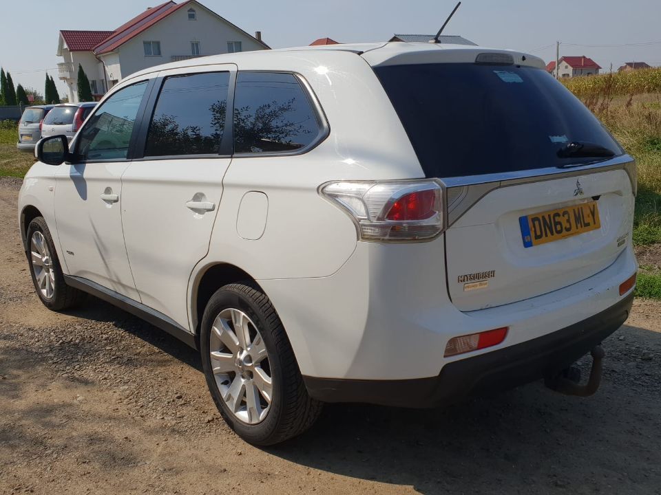 Dezmembrez Mitsubishi Outlander 3 2012-2016 motor 2.2di-d 115kw 150cp cod 4n14 cutie de viteze 6 trepte 4X4 usa portiera stanga dreapta fata spate planetara fuzeta dezmembrari