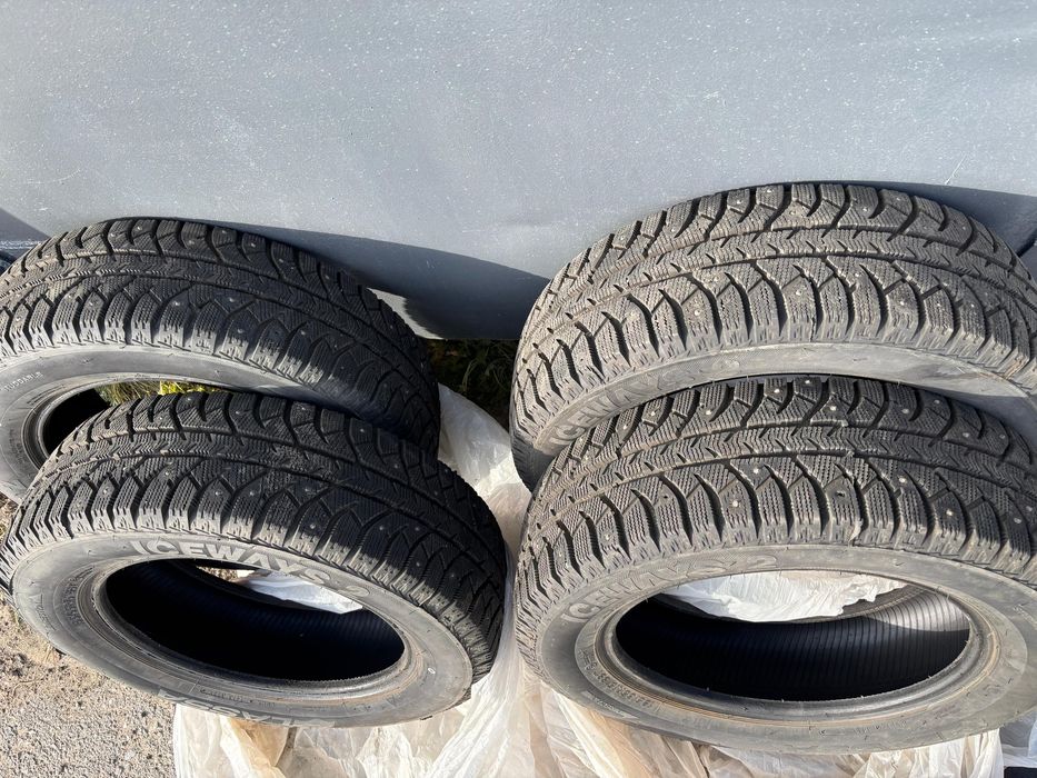 Продам комплект зимней резины 185/65R15