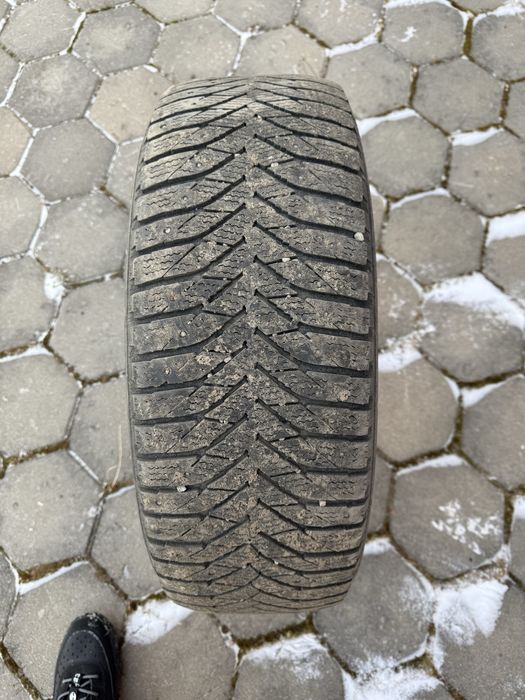 Продам зимнюю резину (215/60/17)