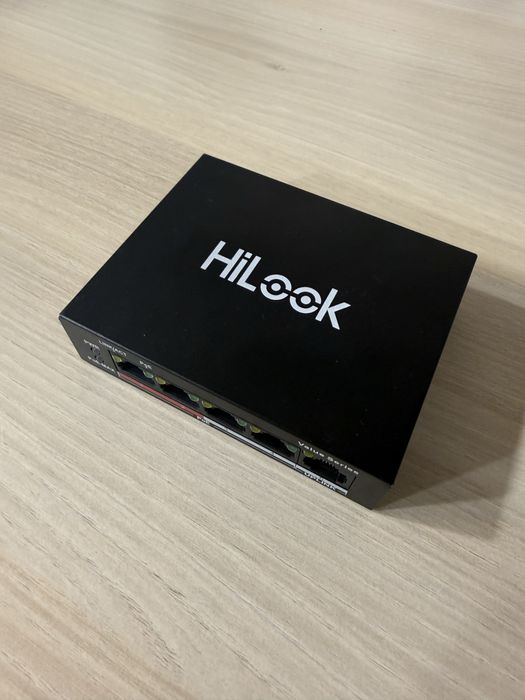 Switch HiLook cu 4 porruri PoE si 1 Uplink