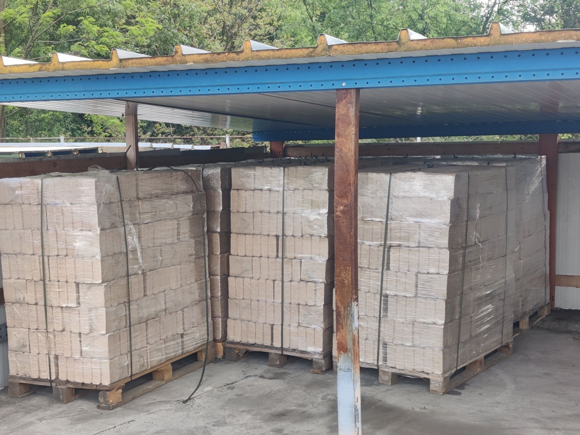 Vindem Brichete fag, tip RUF, la tona sau la pachet de 10 kg