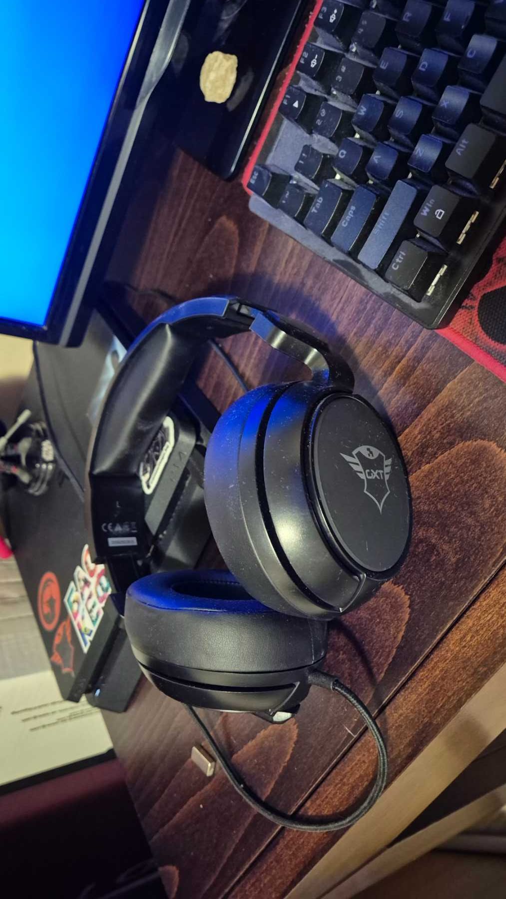 PlayStation 4, 1TB + телевизор и аксесоари
