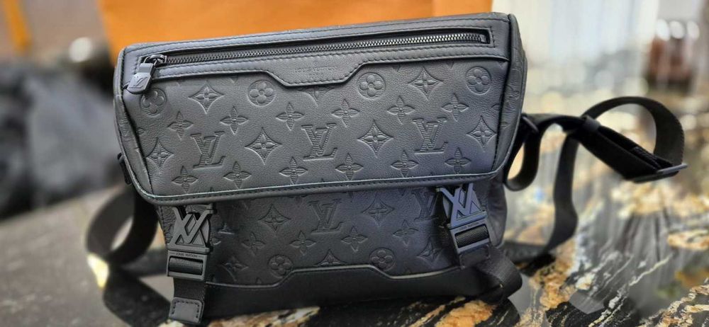 Чанта Louis Vuitton Messenger Voyager PM нова, черна