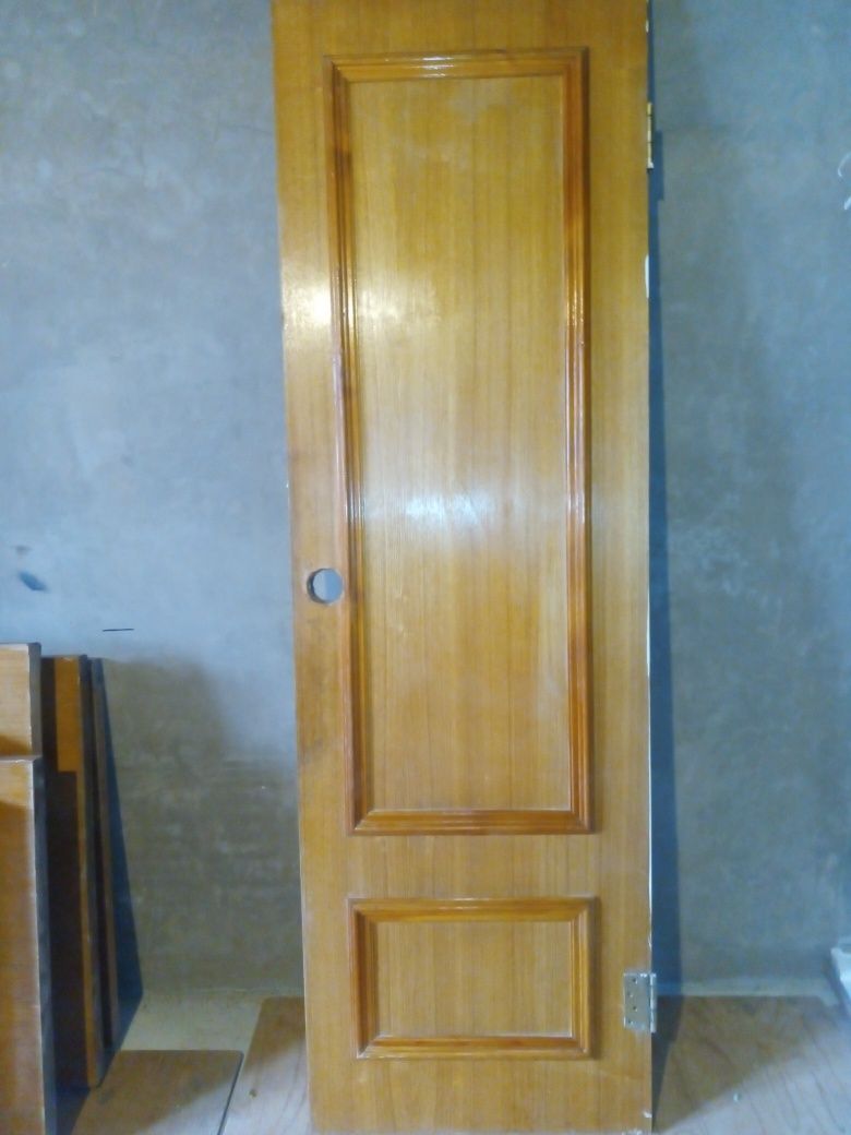 Продам цельно-деревянную дверь