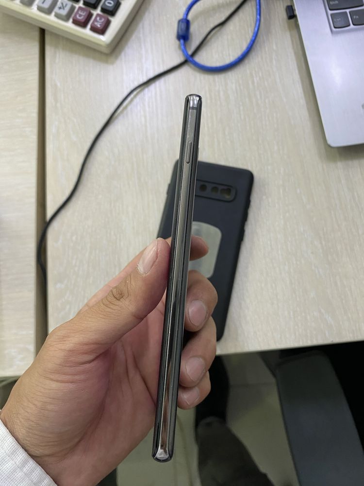 Samsung S10+ идеал срочно