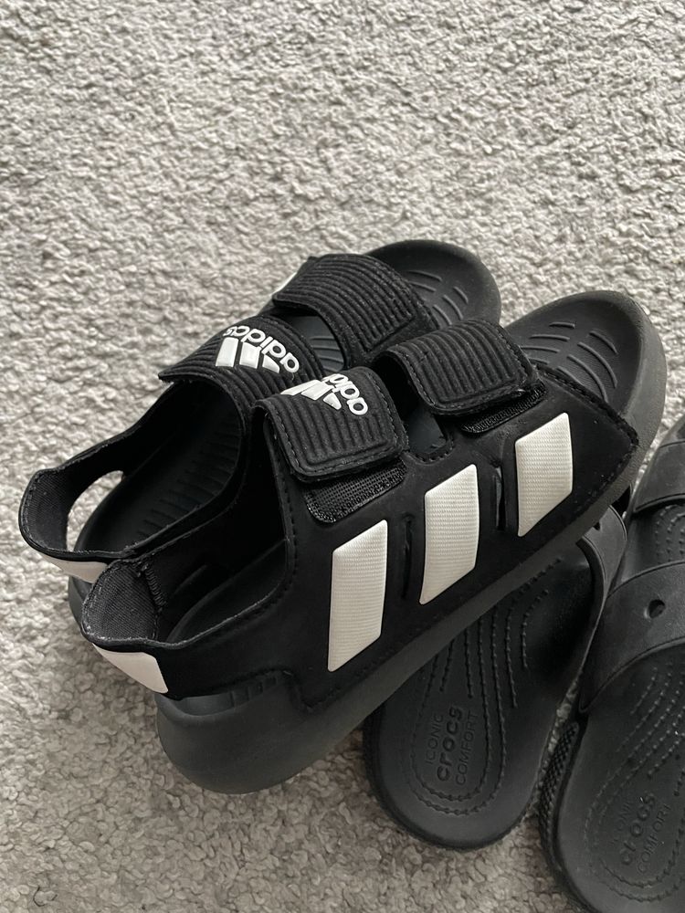 Сандали Adidas и чехли Crocs