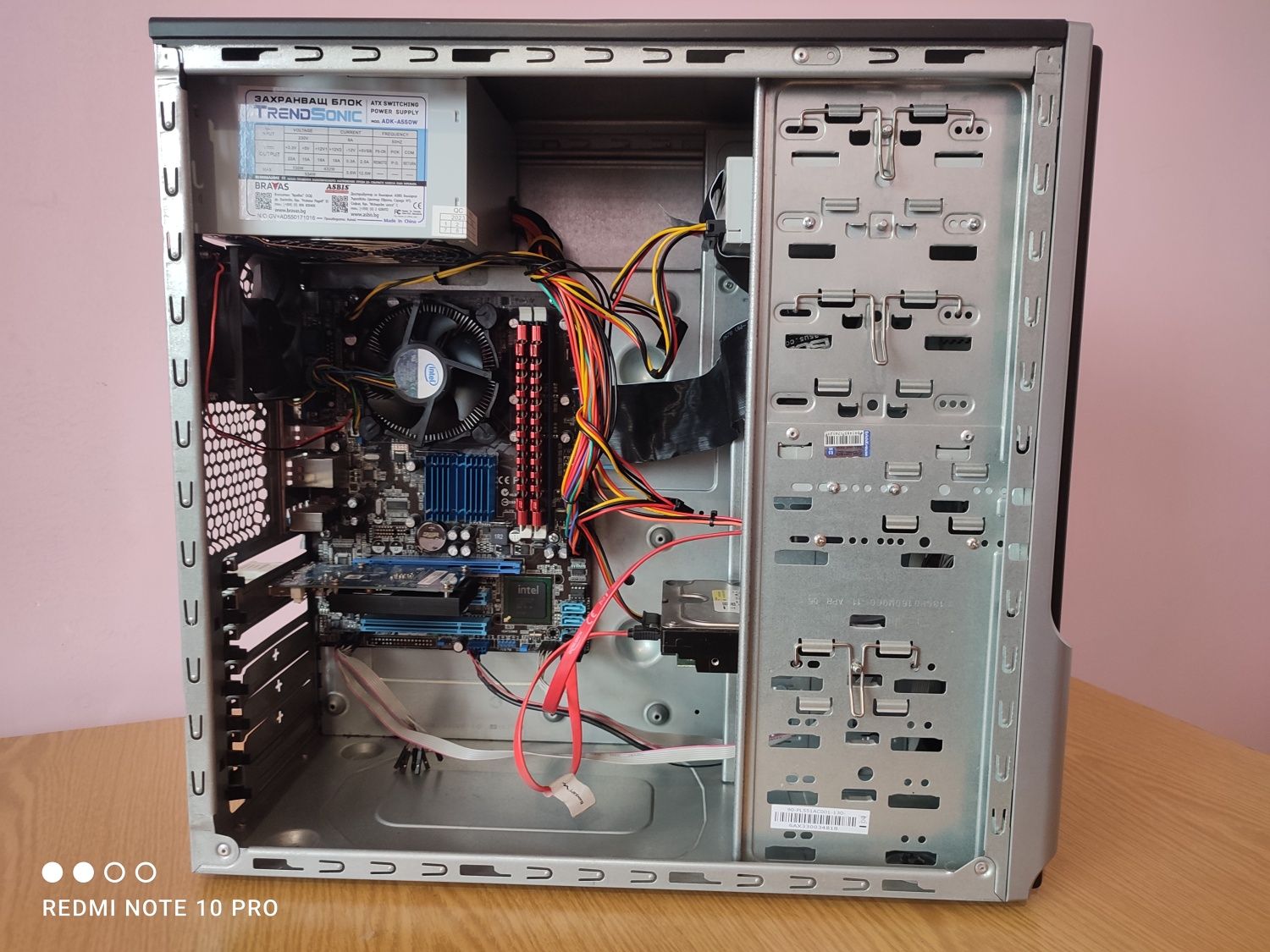 Четириядрен настолен компютър Asus с Windows 10 Pro