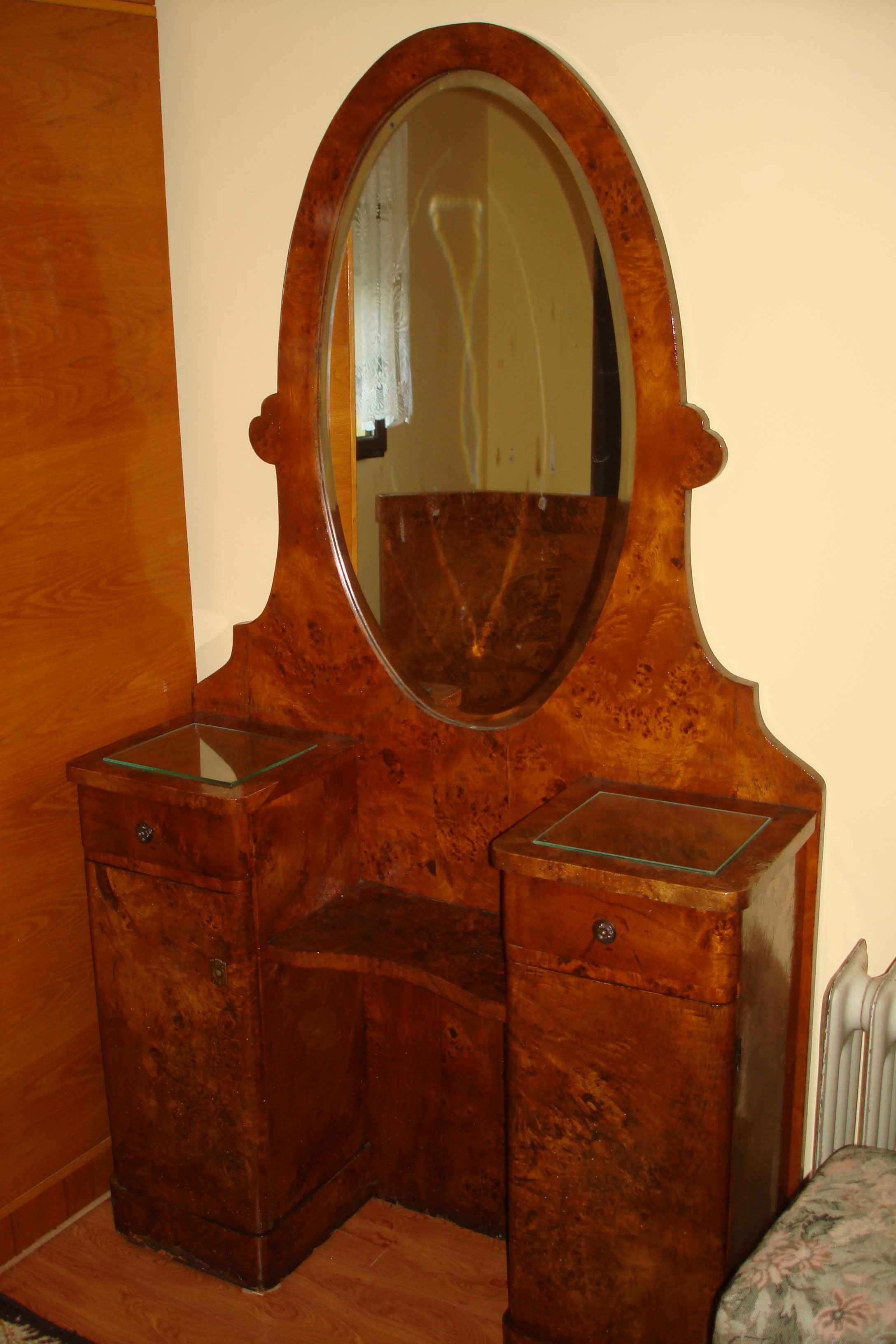 Toaleta veche cu oglinda ovala si furnir din plop bubos