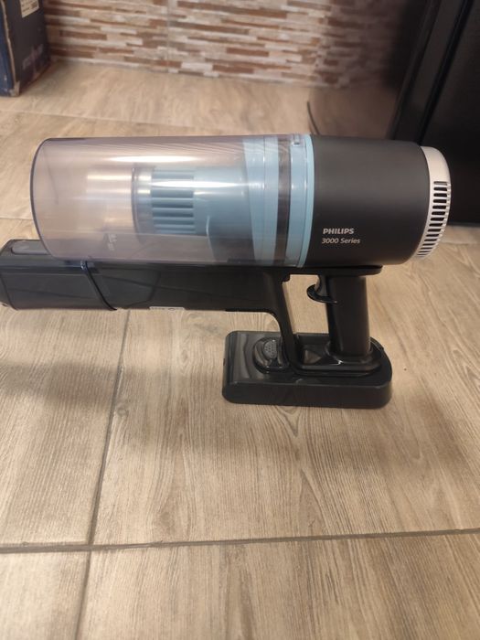 Продавам вертикална прахосмукачка  Philips