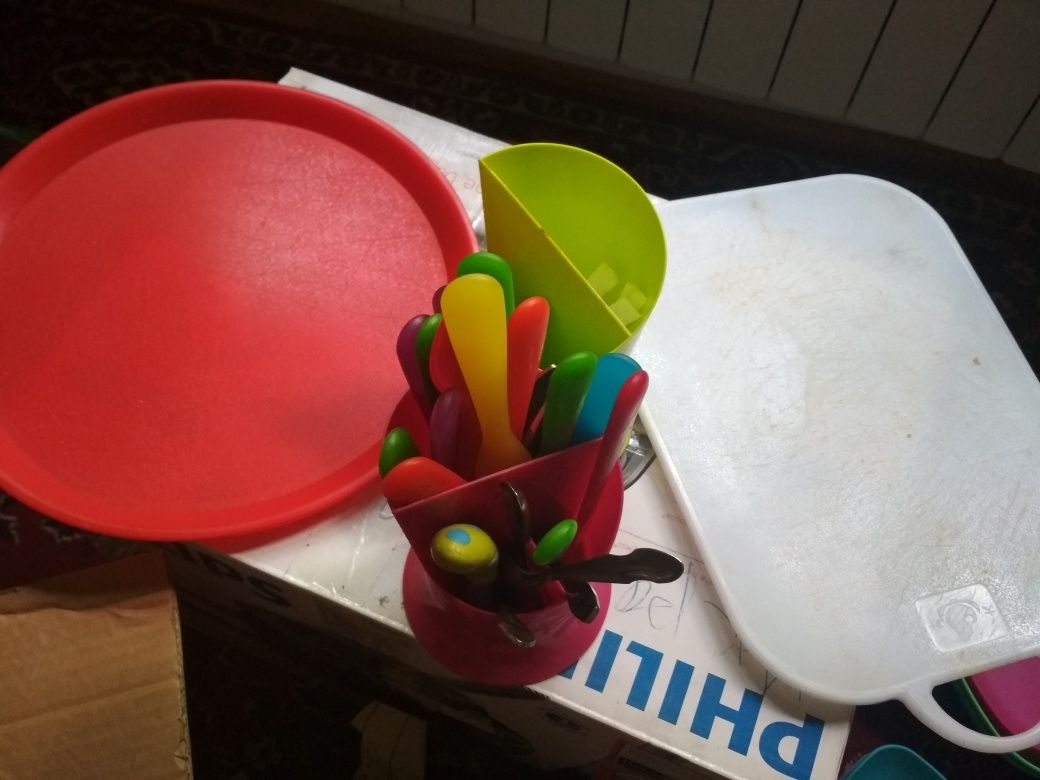 Пластиковая посуда для пикников и детских праздников.