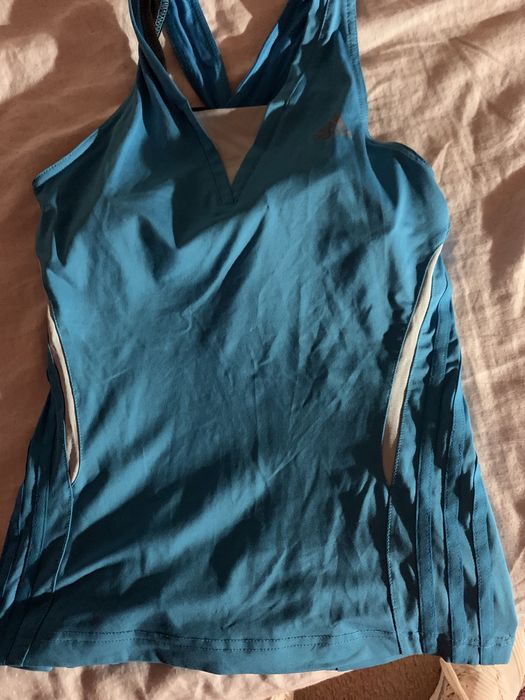 Maieu sport Adidas si Hot shapes