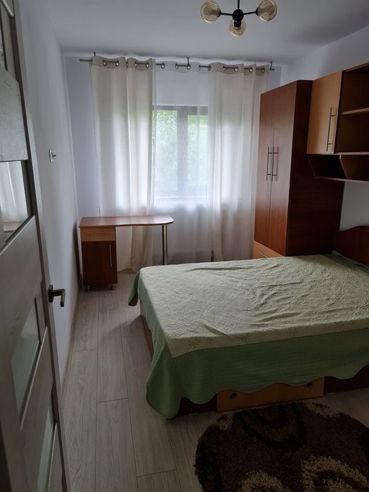 Apartament 2 camere  și loc parcare proprietate la curte