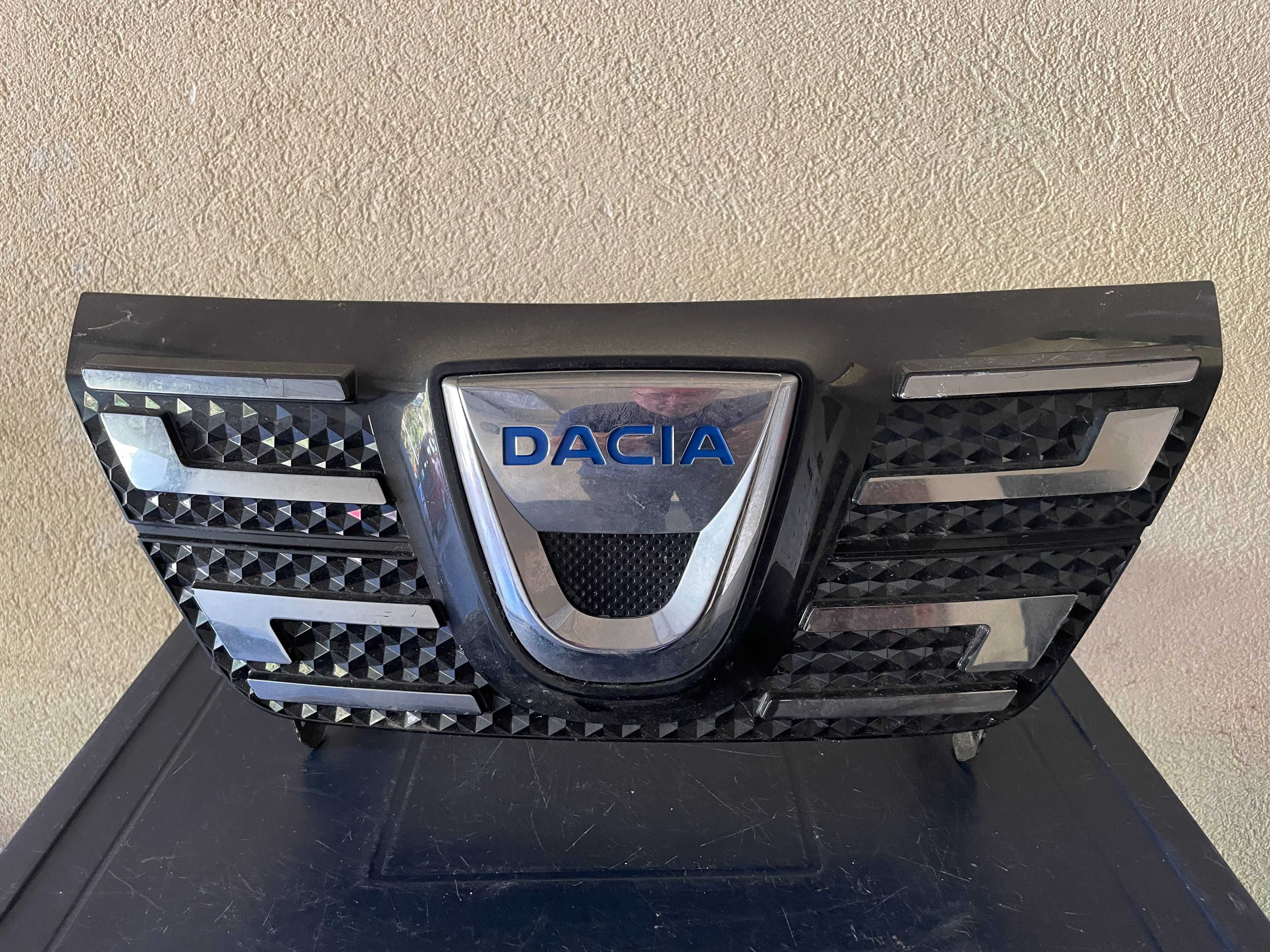 Grila Incarcare  Centrala Cu Emblema Dacia Spring 2021 2022 2023