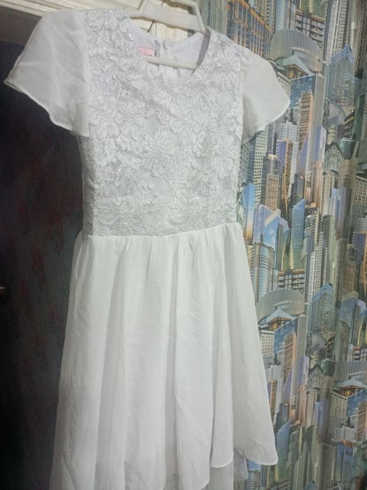 Продам платье на девочку новогодняя размер 36