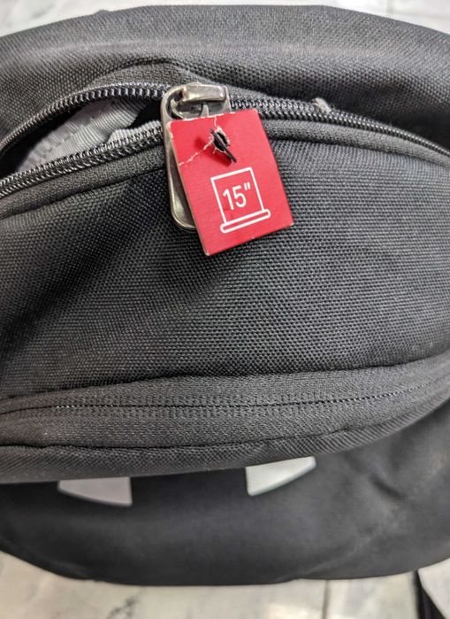 Under Armour Hustle водоустойчива черна раница от Сащ