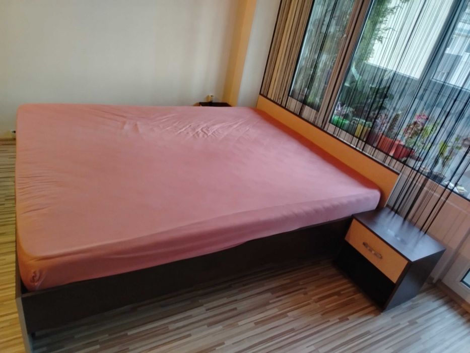 Спалня с 2 нощни шкафчета.