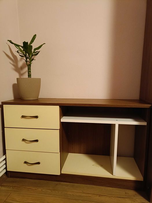 Masă de birou și comodă