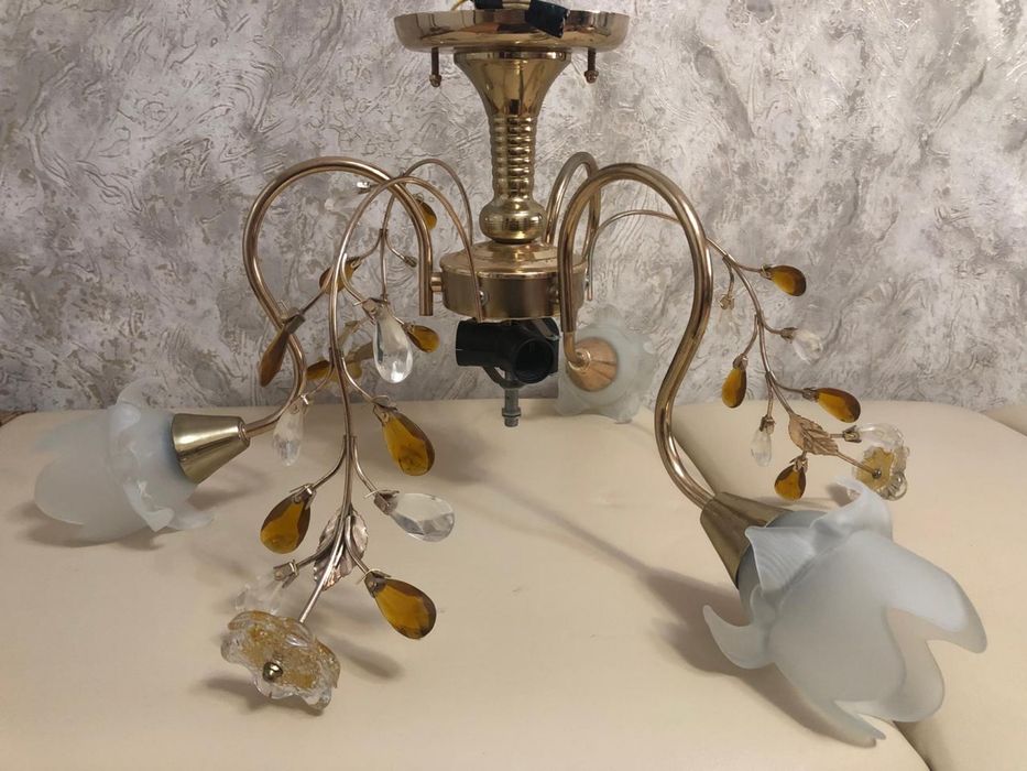 Люстра три лампочки.