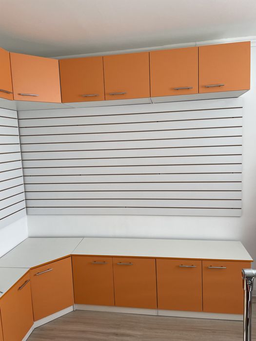 Шкаф для товара, с витринной панелью