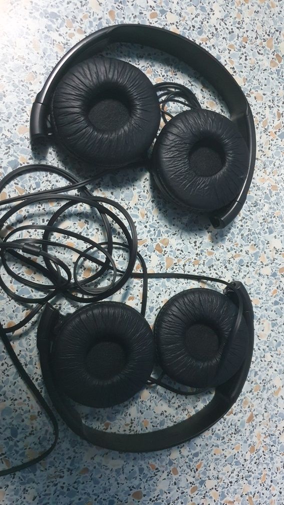Vănd caști cu fir și wireless