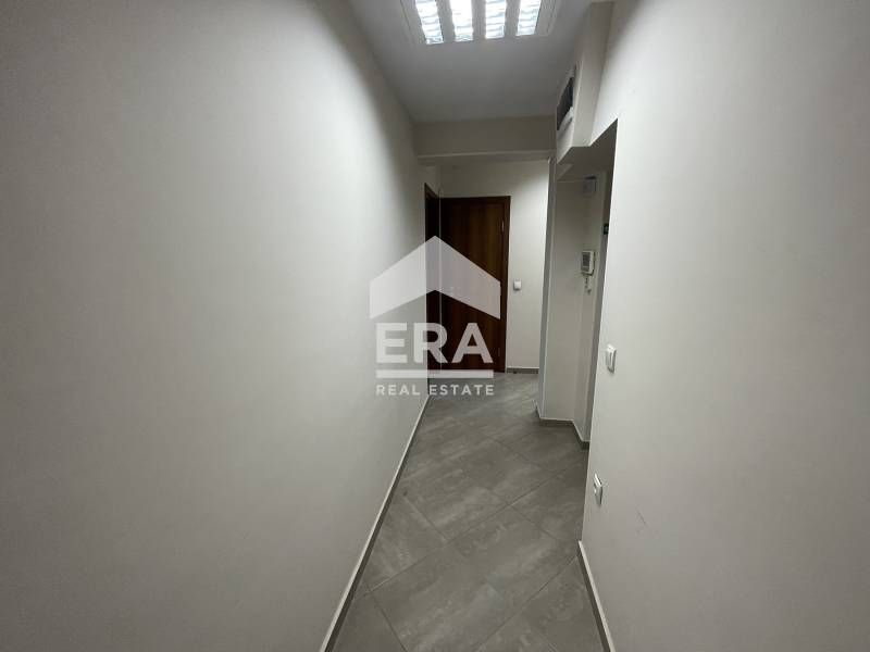 Частично обзаведен офис за продажба, в нова бизнес сграда, район Базар