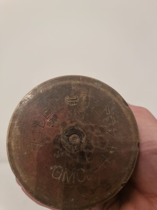 Vază trench art din teacă de obuz, datată 1937