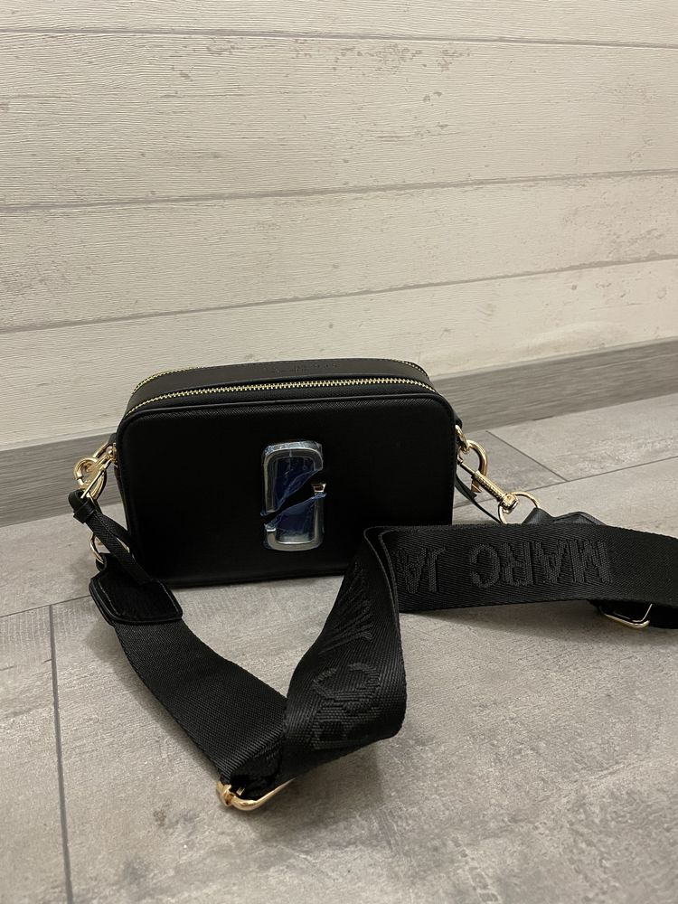 Стилна черна дамска чанта тип Marc Jacobs