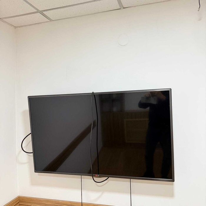 Телевизор LG смарт ТВ с креплением на стену