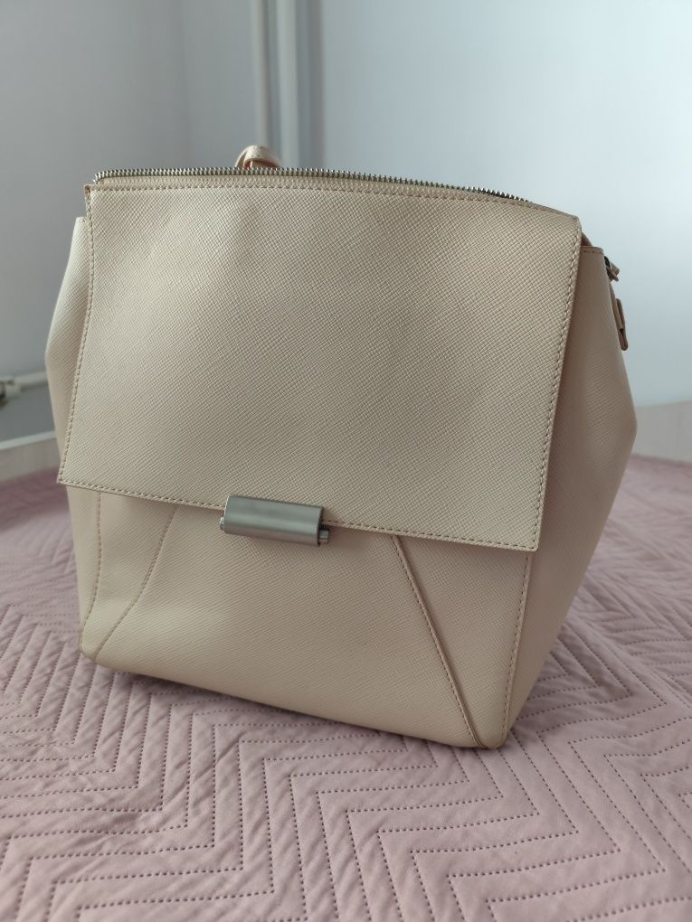 Кожена раничка ZARA