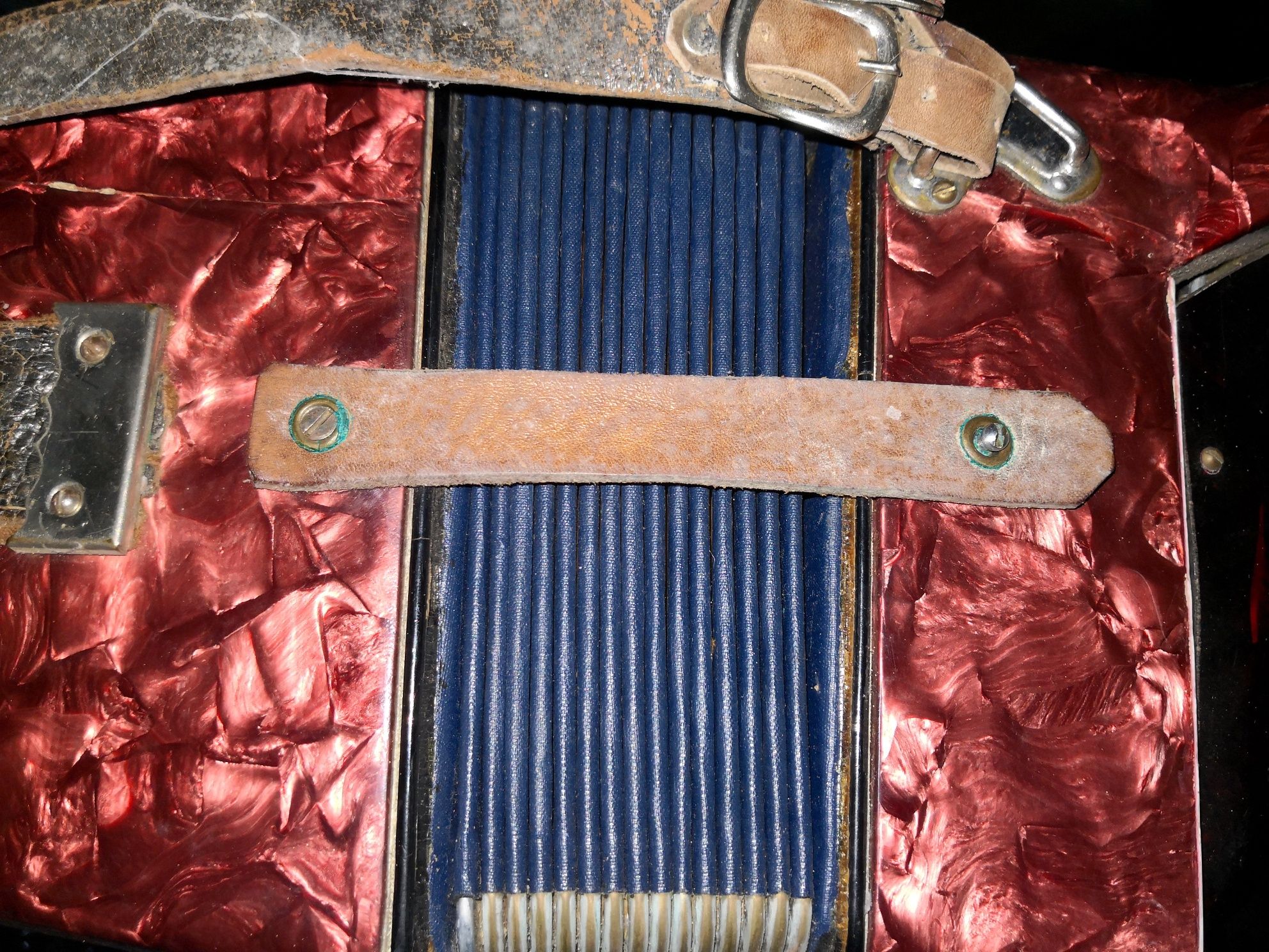 Vând acordeon vechi defect