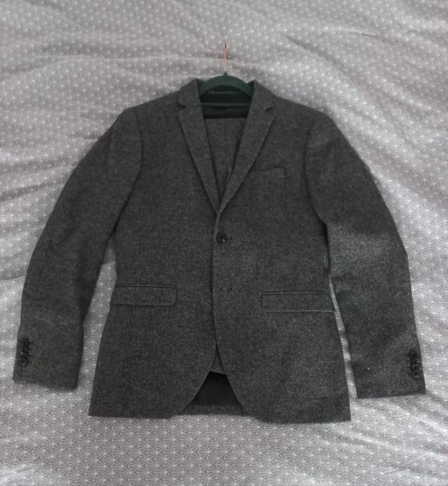 Costum jack&jones mărimea 48 perfect pentru un s