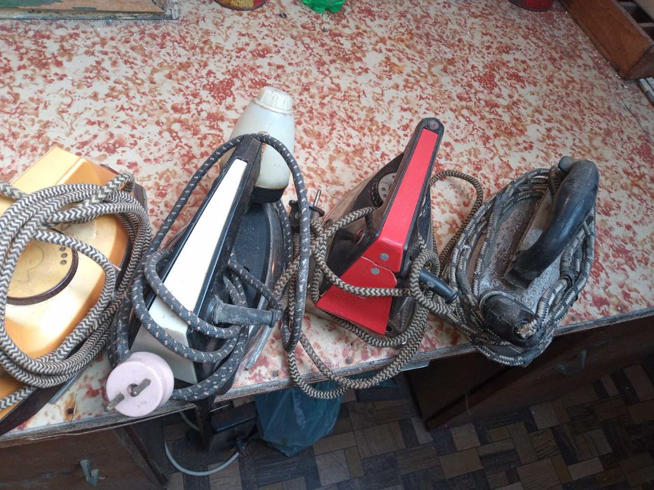 Стари Руски Електрически Ютии.