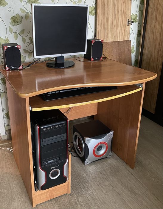 Настольный компьютер (вместе со столом)