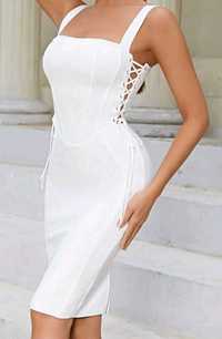 Бяла бандажна рокля от Шейн