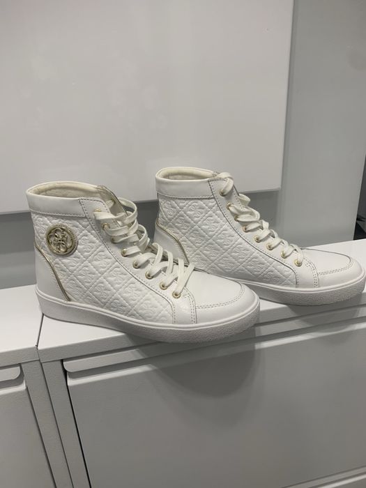 Бели обувки Guess