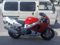Honda cbr 900rr. Tezlik 300km/s. Ayibi umuman yoʻq.