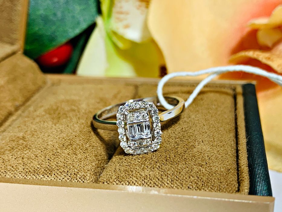 золотое кольцо с багетными бриллиантами