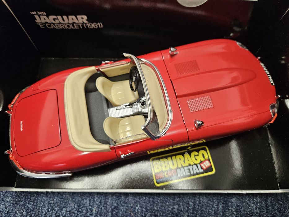 Macheta Die-cast Metal/Plastic Bburago scala 1:18 Jaguar E Cabriolet