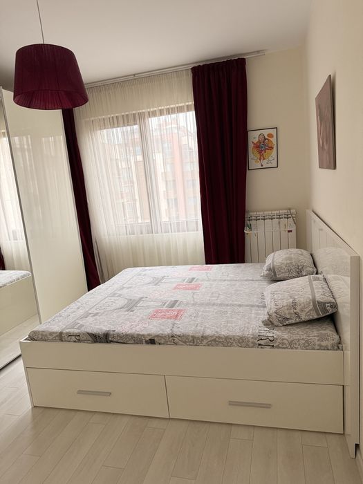 Трикрилен гардероб с плъзгащи врати и спалня